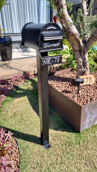 Caixa Americana de Correio Luxo Pedestal c/ Plaquinha